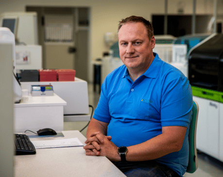 Všichni známe C-reaktivní protein (CRP) jako standardní test pro detekci zánětu. Je levný, rychlý a spolehlivý. Nicméně v klinické biochemii existují situace, kdy CRP „mlčí" nebo neposkytuje kompletní obraz. Právě zde přichází na scénu Sérový Amyloid A (SAA). Tento protein akutní fáze, primárně syntetizovaný v játrech pod vlivem cytokinů (IL-1, IL-6, TNF-α), nabízí unikátní diagnostické okno, které v rutinní praxi často opomíjíme.