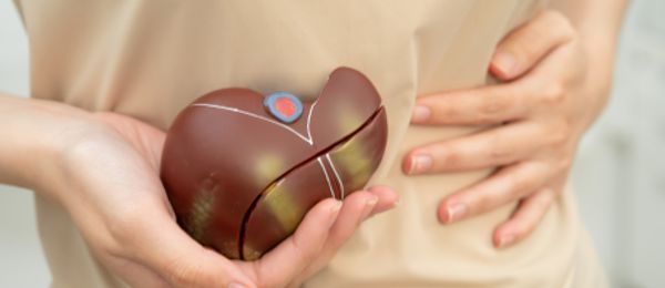 Játra jsou jedním z nejdůležitějších orgánů lidského těla, přesto jejich onemocnění často probíhá bez příznaků. Právě proto je prevence a včasné laboratorní vyšetření jater zásadní pro dlouhodobé zdraví. V článku se dozvíte, jak poznat, že játra nefungují správně, co je nejvíce zatěžuje a kdy má smysl absolvovat preventivní krevní testy.