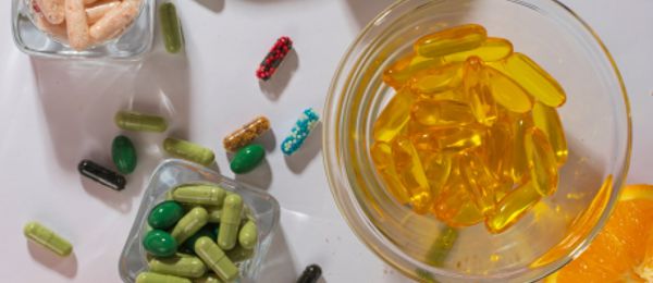 Nedostatek vitaminů se nejčastěji projevuje dlouhodobou únavou, oslabenou imunitou, padáním vlasů nebo svalovou slabostí. Nejspolehlivějším způsobem, jak zjistit skutečný deficit vitaminu D, vitaminů skupiny B nebo koenzymu Q10, je laboratorní vyšetření krve. Vitaminy jsou esenciální látky, které si lidský organismus nedokáže sám vyprodukovat v dostatečném množství, a proto je musíme přijímat ze stravy nebo pomocí doplňků stravy.