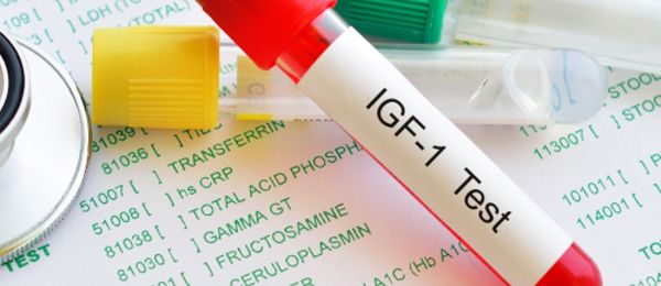 IGF-1 (inzulinu podobný růstový faktor 1) je klíčový hormon a biomarker spojený s růstem, vývojem a funkčním zdravím organismu. Měření hodnot IGF-1 v krvi pomáhá odhalit poruchy růstového hormonu, stav metabolismu a celkovou hormonální rovnováhu. Test IGF-1 je důležitý nejen pro děti s poruchami růstu, ale i pro dospělé s podezřením na hormonální nerovnováhu nebo metabolické změny.