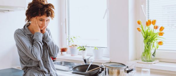 Cítíte se s příchodem prvních slunečních paprsků spíše vyčerpaní než plní energie? Jarní únava není jen mýtus, ale reakce organismu na zimní deficit klíčových látek. Místo experimentování s náhodnými doplňky stravy vsaďte na fakta. V tomto článku vám poradíme, jak interpretovat signály vašeho těla a která laboratorní vyšetření krve odhalí skutečnou příčinu únavy – od nedostatku vitamínu D až po skryté problémy se štítnou žlázou. Nehádejte, co vašemu tělu schází, a začněte jaro s čistým štítem a přesnými výsledky.