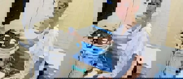 Rakovina prostaty patří mezi nejčastější nádorová onemocnění u mužů. Každoročně je v České republice diagnostikována u více než 8 000 pacientů, přičemž rané odhalení zásadně zvyšuje šanci na vyléčení. „Je lepší dvakrát navštívit odborníka zbytečně než jednou pozdě,“ říká primář MUDr. Josef Kopecký z Urologického oddělení Nemocnice Havířov, která do laboratoře SPADIA posílá především vzorky onkologických pacientů.   